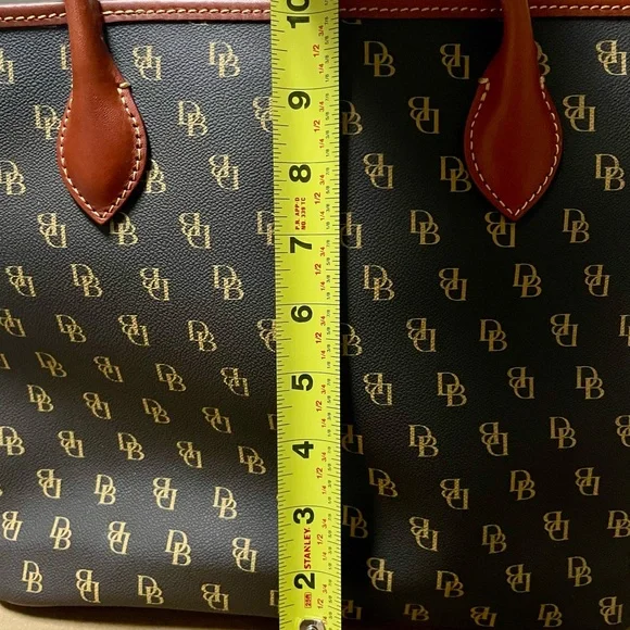 Beautiful Dooney and Bourke large purse with registration card. - Picture 9 of 16